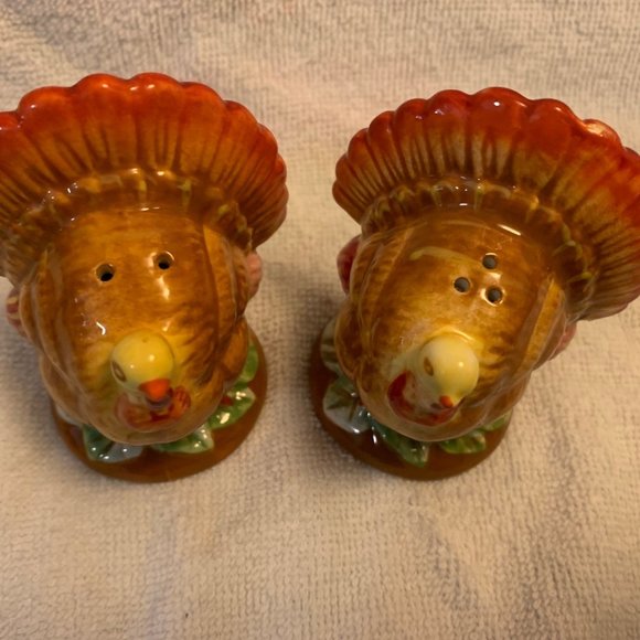 Cute Pair of Turkeys - Salt & Pepper Shakers - Ceramic - Picture 3 of 5